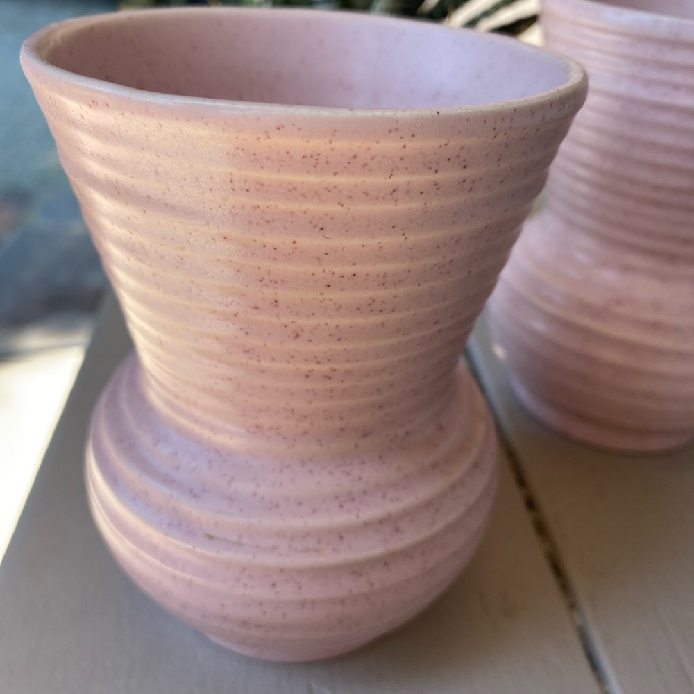 Pair of Midcentury Pink Speckled Vases 🌿E1 - Picture 2 of 12